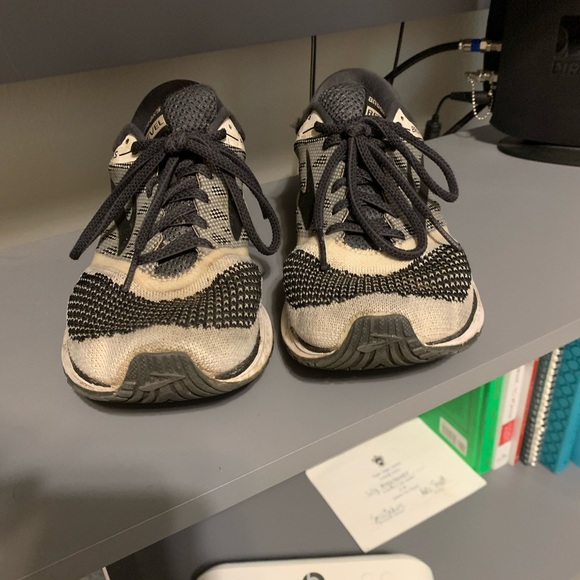 BROOKS RUNNING SHOES - Picture 2 of 3